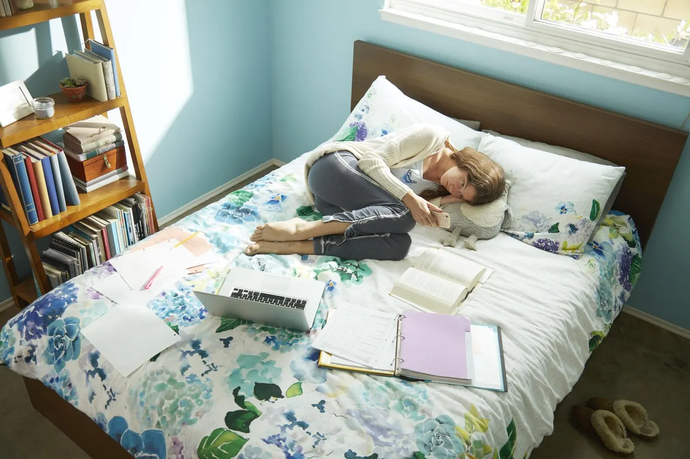 اهمال کاری چیست؟ انواع، علل و راهکارهای مقابله با آن_آفتاب وطن 25 دراز کشیدن دختر در تختخواب با کتاب ها