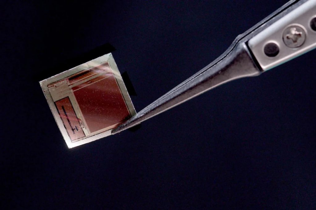 ایمپلنت مغزی به اندازه یک تمبر افکار را با هوش