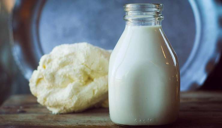 باترمیلک ،باترمیلک چیست؛ کاربردها و طرز تهیه آن در خانه ،تفاوت باترمیلک سنتی و کارخانه‌ای ،روش‌های مصرف باترمیلک