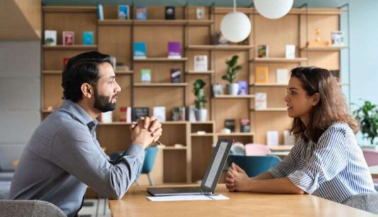 بازخورد منفی ،۹ توصیه برای کنارآمدن با بازخورد منفی در محیط کار ،تفاوت بازخورد مثبت و منفی ،در مواجهه با انتقاد و بازخورد منفی چه کنیم؟