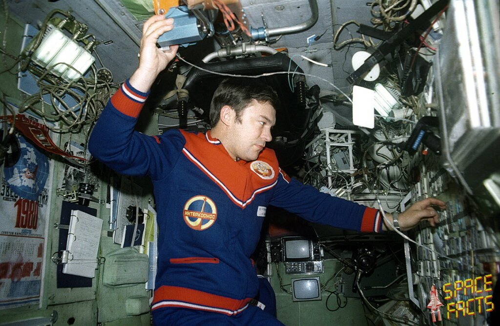 سایوز-۳۸ دو فضانورد را به ایستگاه فضایی سالیوت ۶ حمل میکند 4 سایوز-۳۸