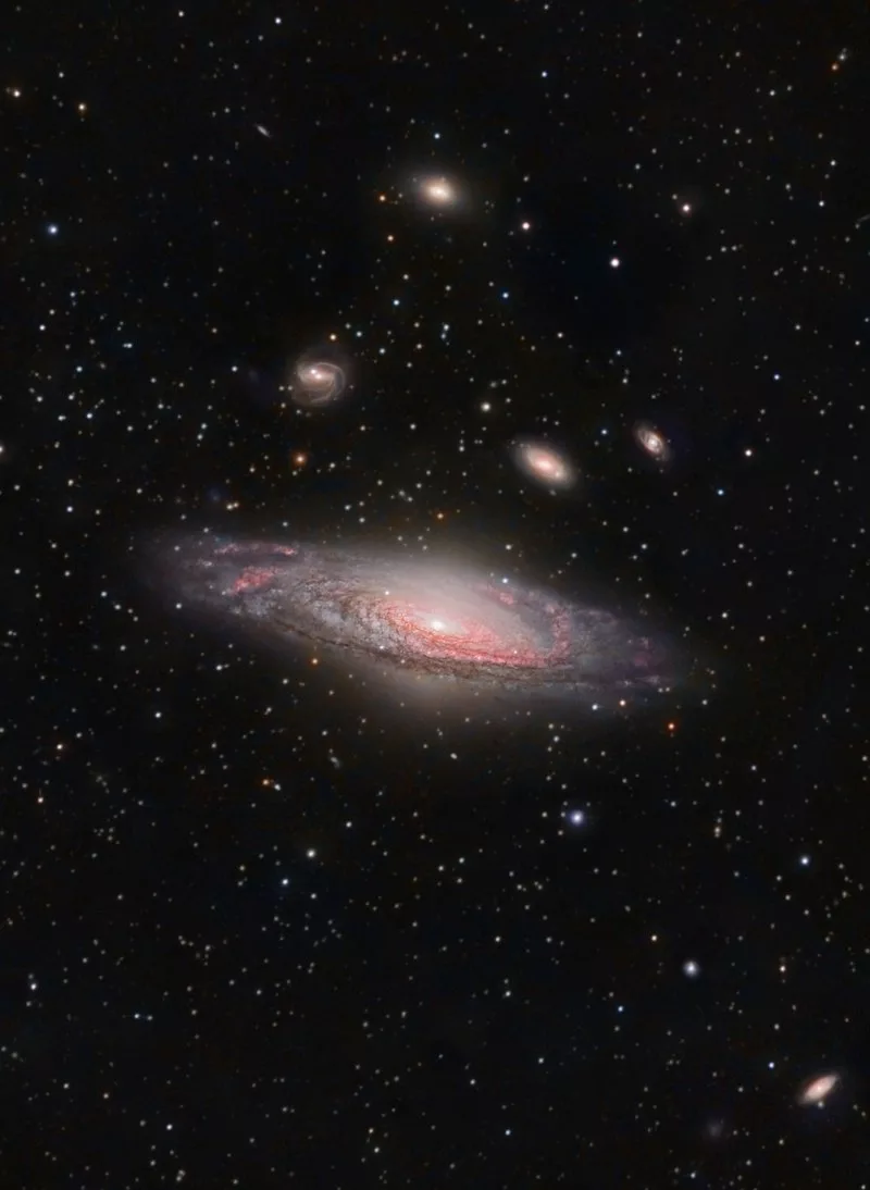 NGC 7331 و کهکشان‌های دورتر.webp
