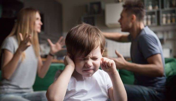 دعوای پدر و مادر مقابل کودک که باعث آزار و ترس او می‌شود