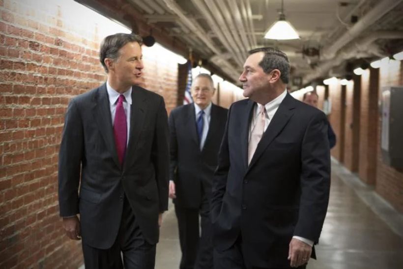 میانگین سن سناتورهای آمریکا چقدر است؟ 34 1697259142 233 میانگین سن سناتورهای آمریکا چقدر است؟