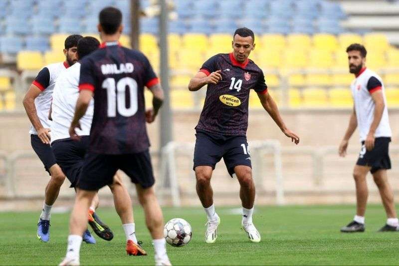 1698774032 تمرین پرسپولیس برای بازی صنعت با کیت آسیایی