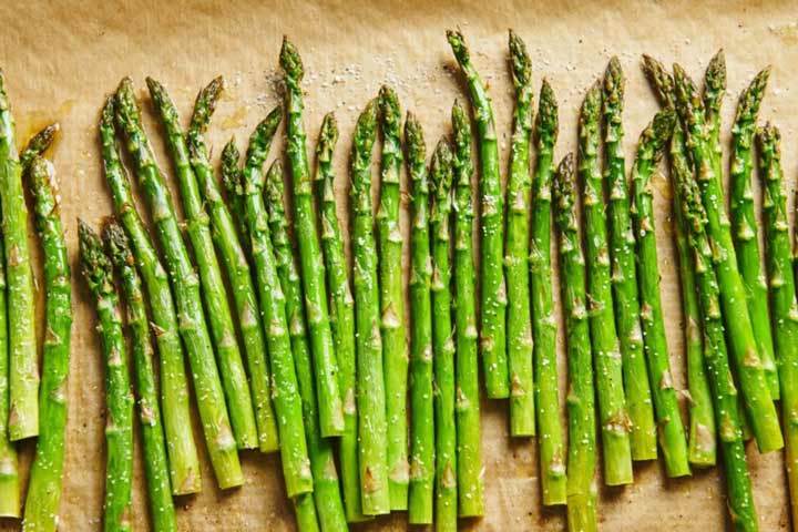 بهترین مواد غذایی آبرسان بدن؛ ۲۵ خوراکی پرآب 4 مارچوبه سبزی آبدار