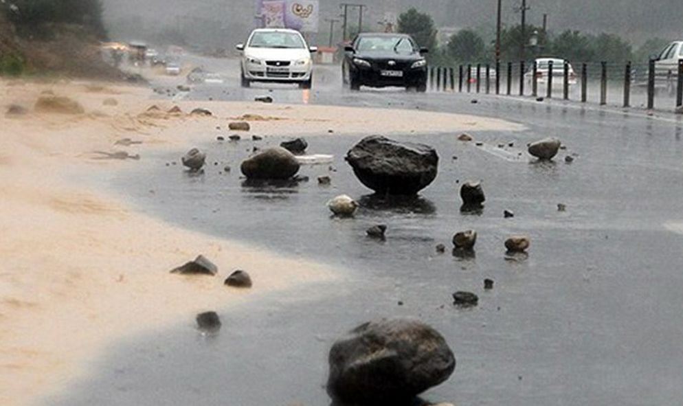 1700131550 گمان ریزش سنگ در جاده کرج چالوس