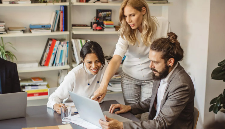 کارکنان در حای همکاری با یکدیگر در پروژه کاری