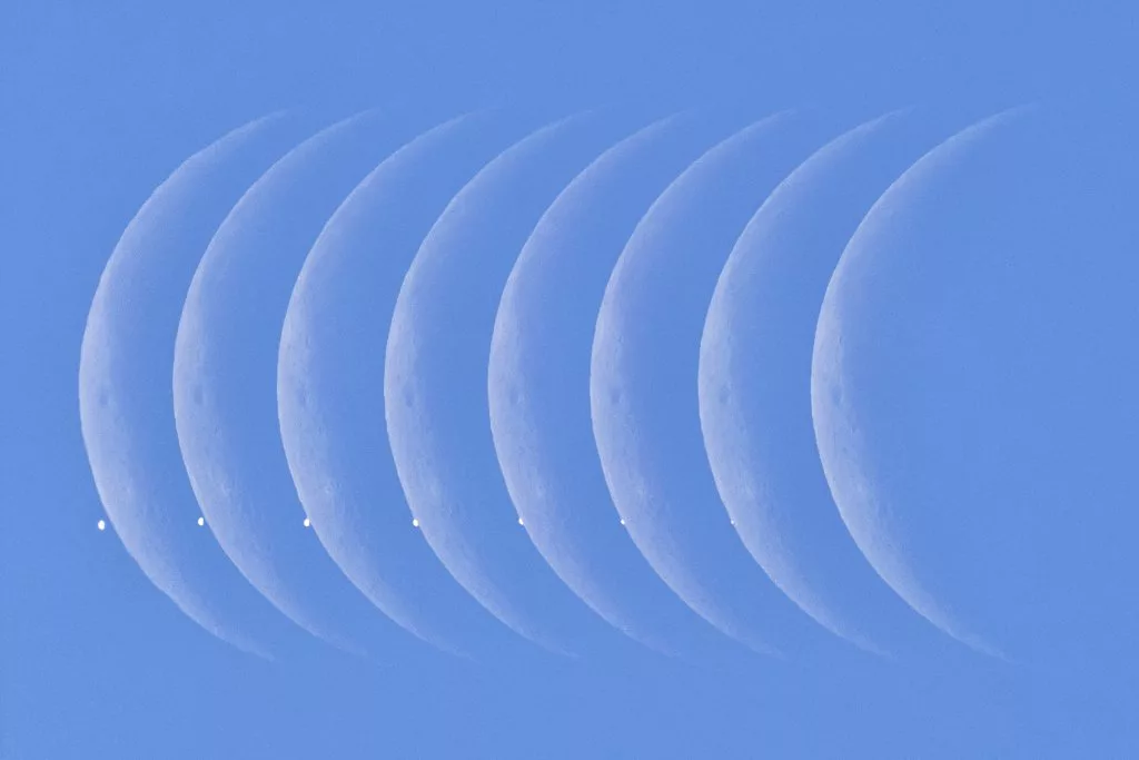 دیدار ماه با ستاره صبح در روز.webp