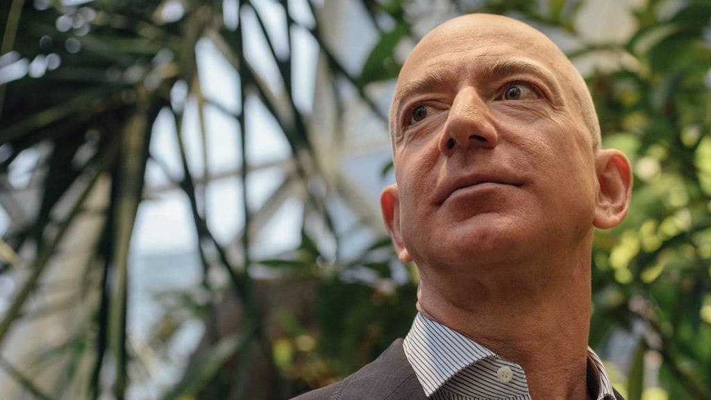 1701870062 جف بزوس باید بابت منفعت گیری از نام آمازون حق