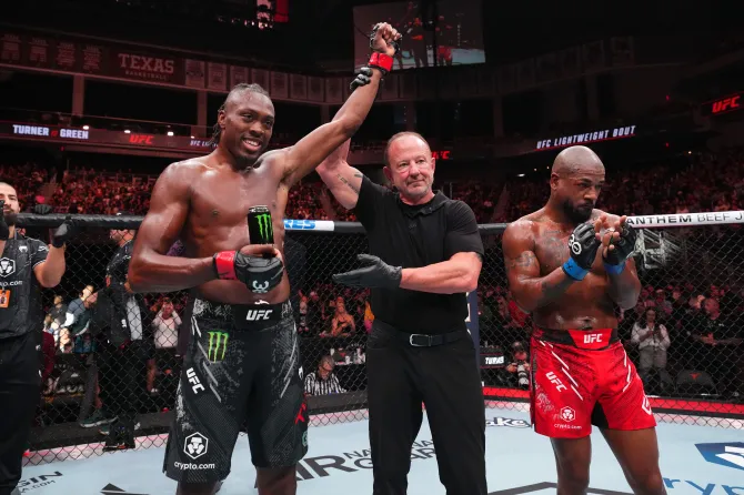 انتقادها از قضاوت مبارزه بابی گرین و جیلین ترنر برای متوقف نکردن مبارزه + ویدئو 12 انتقادها از داوری مبارزه بابی گرین و جیلین ترنر به خاطر متوقف نکردن مبارزه + ویدئو