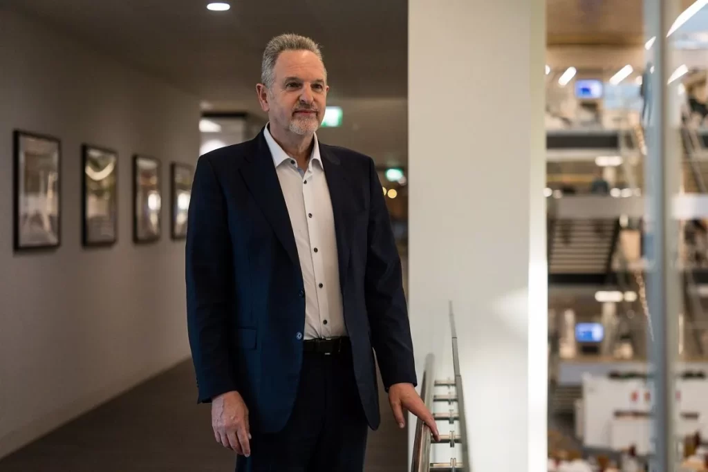 1702417692 مدیرعامل آرم می‌ترسد انسان‌ها کنترل هوش مصنوعی را از دست.webp