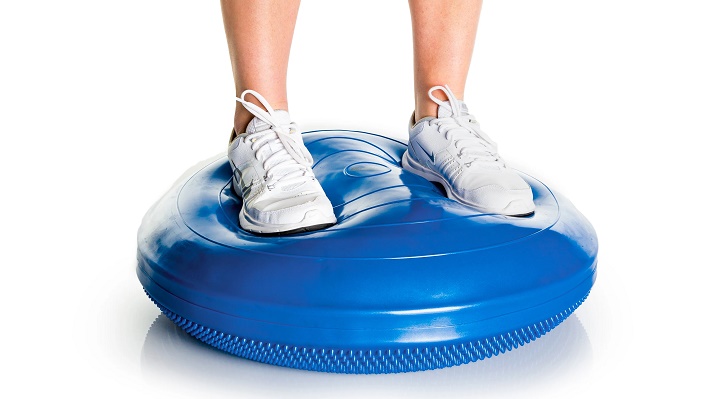 تخته اعتدال چیست و چه مزایایی دارد + ۶ تمرین برای اغاز کار 21 دیسک تعادل یکی از انواع تخته تعادل
