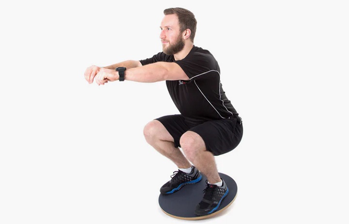 تخته اعتدال چیست و چه مزایایی دارد + ۶ تمرین برای اغاز کار 24 انجام حرکت اسکوات با تخته تعادل