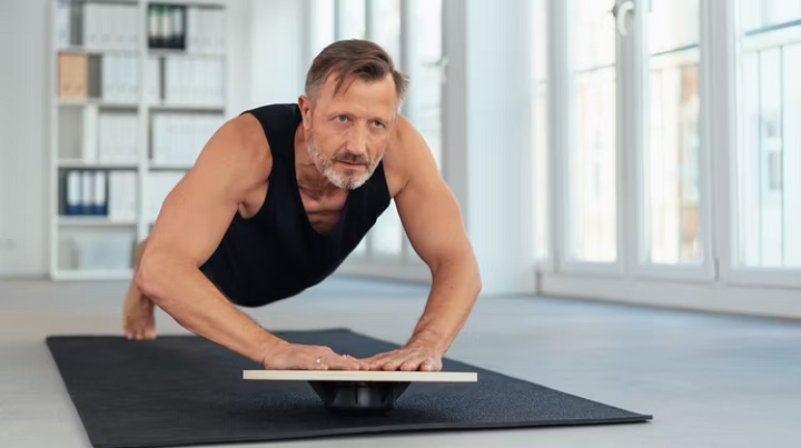 تخته اعتدال چیست و چه مزایایی دارد + ۶ تمرین برای اغاز کار 27 انجام حرکت شنا با تخته تعادل