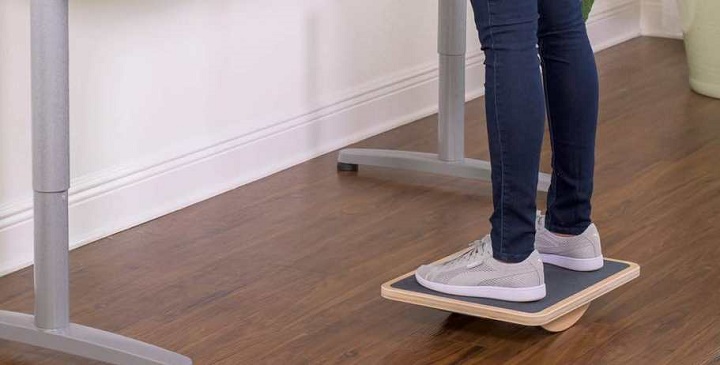 تخته اعتدال چیست و چه مزایایی دارد + ۶ تمرین برای اغاز کار 22 تمرین اولیه حفظ تعادل با استفاده از تخته تعادل