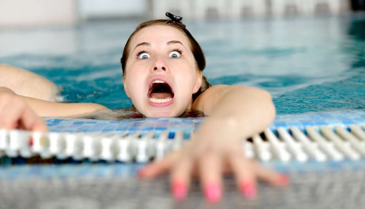 ترس از آب - زنی که از استخر ترسیده است