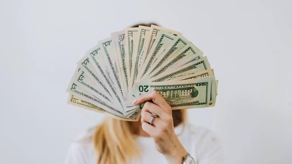 افراد برای خوشحال‌بودن به‌طور میانگین به 12 میلیون دلار در.webp