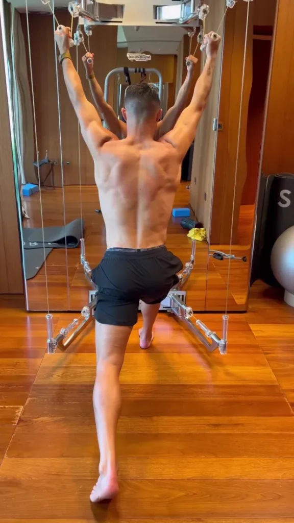 تمرینات رونالدو در خانه و عضلات پشت فوق العاده او 22 1704947489 737 تمرینات رونالدو در خانه و عضلات پشت فوق العاده او.webp