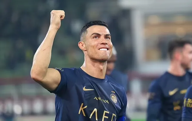 تمرینات رونالدو در خانه و عضلات پشت فوق العاده او 26 1704947490 799 تمرینات رونالدو در خانه و عضلات پشت فوق العاده او.webp