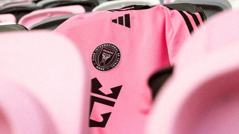 1706561599 رونمایی از پیراهن صورتی تازه لیونل مسی عکس‌