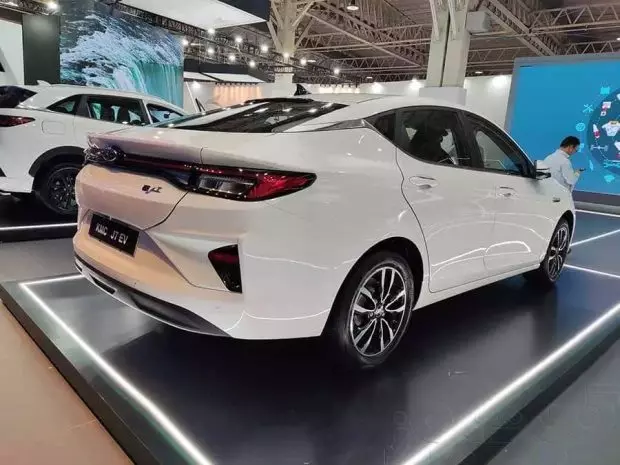 تصاویری از ماشین برقی تازه کرمان موتور 6 13