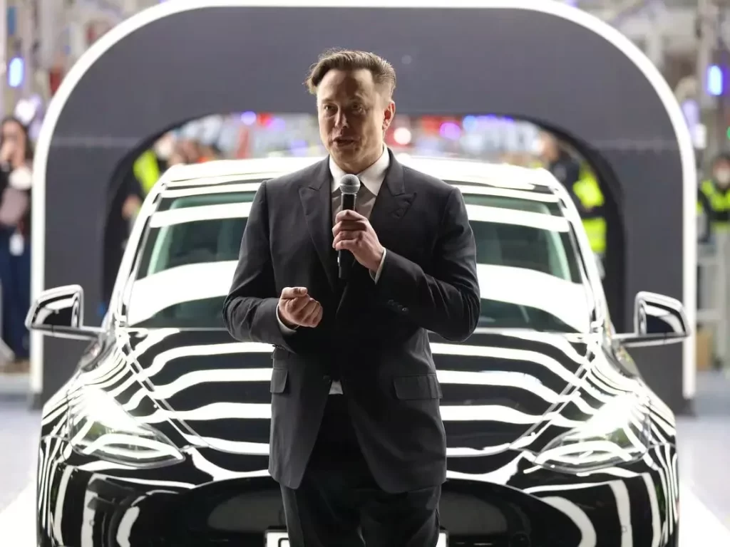 کارمندان تسلا برای تشکیل خودروی نسل بعدی باید در کارخانه.webp