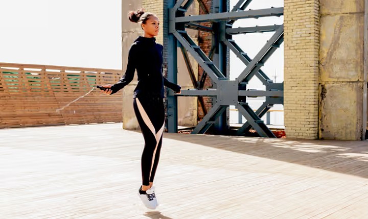 ورزش بی هوازی؛ مزایا و تفاوت آن با ورزش هوازی 6 فردی در حال طنابزدن