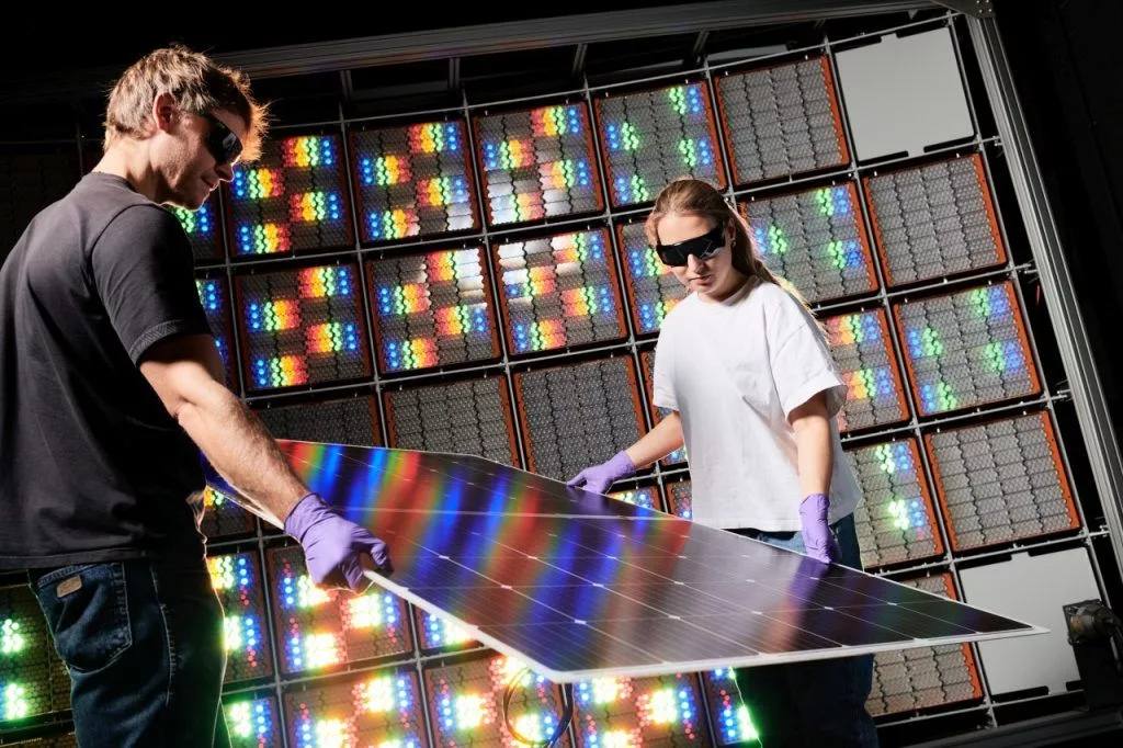 1706933717 محققان رکورد راندمان پنل‌های خورشیدی چندپیوندی را شکستند.webp