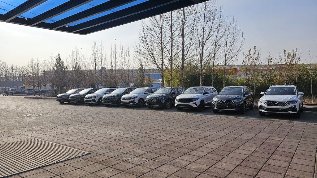 1708243654 آن‌قدر خودروی وارداتی می‌آوریم که به انبارهای تازه نیاز باشد