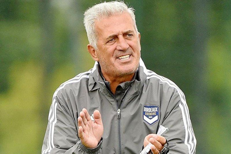 1708432582 مربی بزرگ روی نیمکت چین