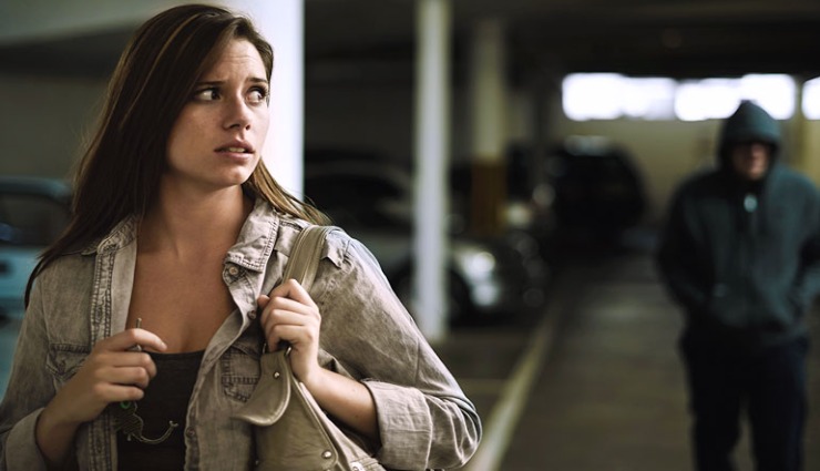 زنی که ترسیده و بدنش در حال آماده‌باش برای واکنش جنگ یا گریز است