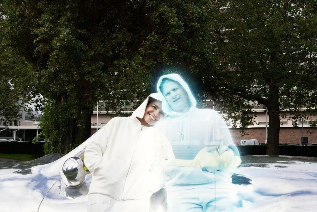 1708965884 این زن می‌خواهد برای اولین‌بار با یک هولوگرام هوش مصنوعی