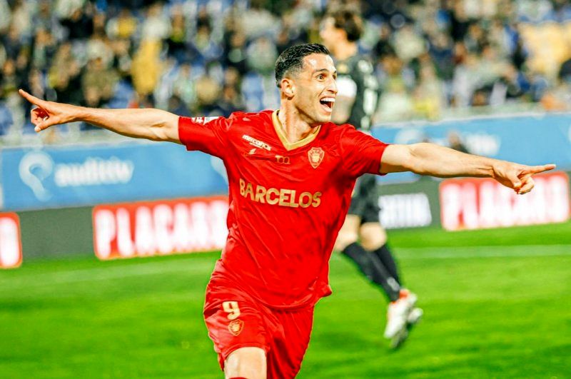 علی علیپور نیازمند لباس قرمز برای گل