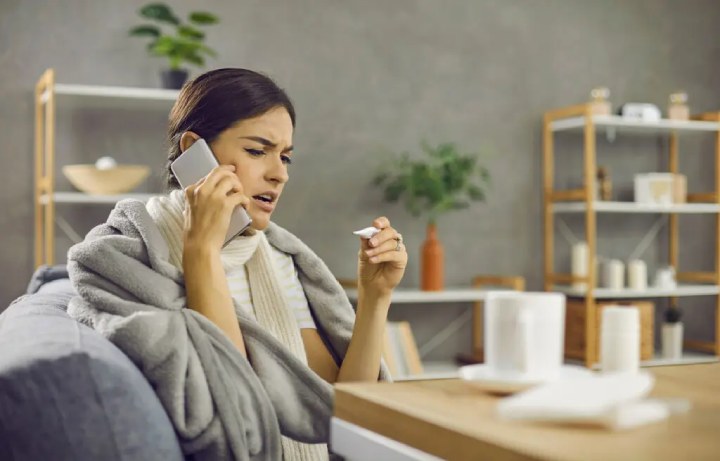 مرخصی استعلاجی؛ هرآنچه باید بدانید 4 صحبتکردن خانم با تلفن در حالت بیماری برای درخواست مرخصی استعلاجی