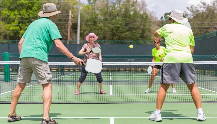 چهار فرد سالمند در حال بازی پیکل بال