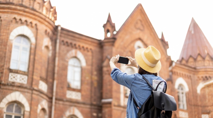 شخصیت شناسی سفر؛ کدام مقاصد و چه نوع سفری مناسب شما است؟_آفتاب وطن 11 گردشگر عاشق تاریخ و فرهنگ در سن پترزبورگ