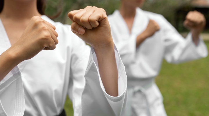 استاکر کیست؟ چطور با او مقابله کنیم؟_آفتاب وطن 6 شرکت کردن در کلاس دفاع شخصی برای محافظت از خود در برابر فرد استاکر