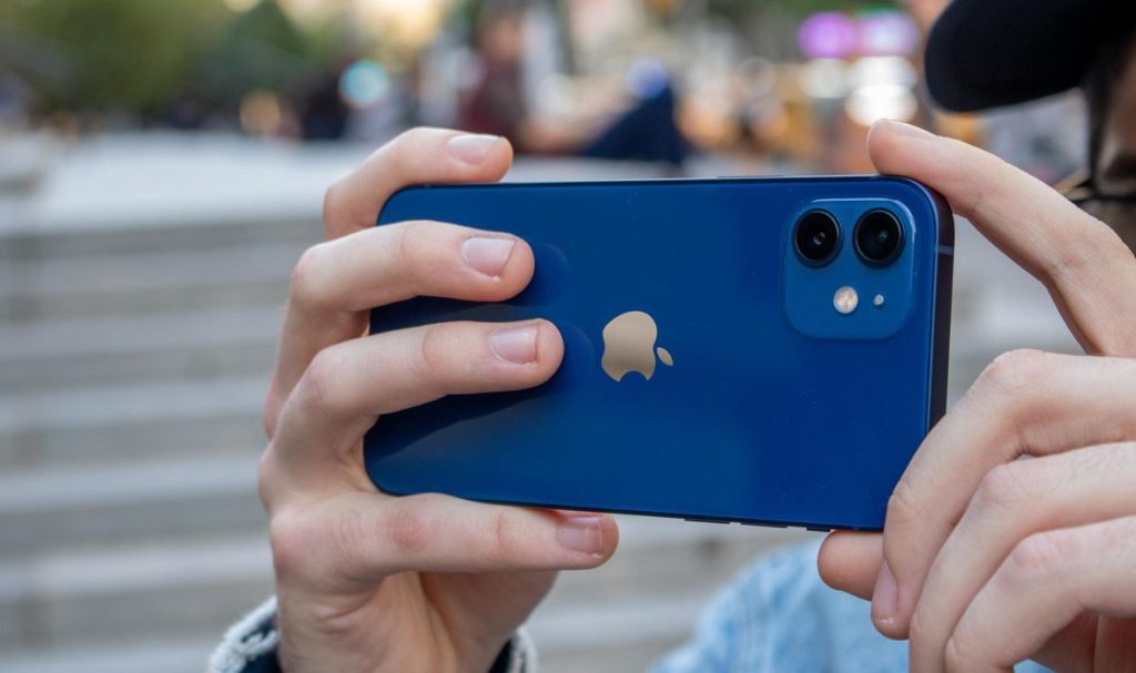 1711714915 آیفون ۱۲ با آپدیت iOS 174 از شارژ بی‌سیم Qi2