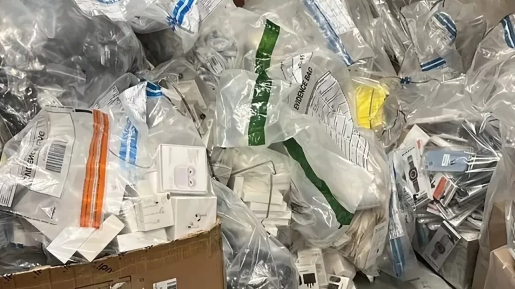 توقیف محصولات تقلبی اپل به قیمت صدها هزار دلار در.webp