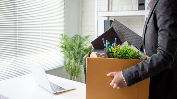 چطور نامه استعفا بنویسیم + نکاتی برای اثرگذاری بیشتر_آفتاب وطن 4 مردی در حال ترک شغلش پس از نوشتن استعفا نامه