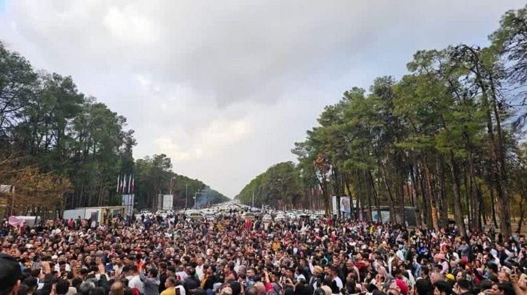 ۱۰ هزار نفر پای سفره هفت سین در تخت جمشید