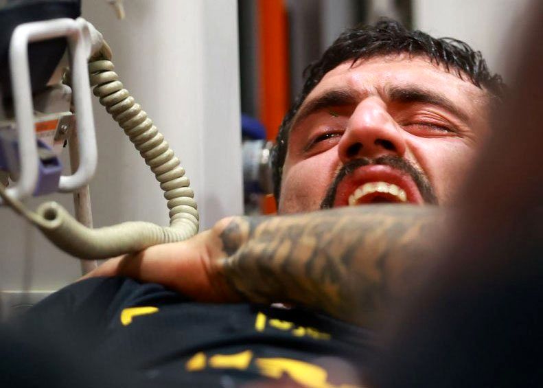 1712937489 تصاویر دردناک از ستاره مصدوم سپاهان آفتاب وطن