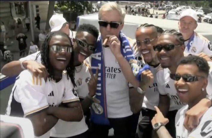 1715524048 دُن کارل تو سیگار برگ را روشن کرد عکس آفتاب وطن