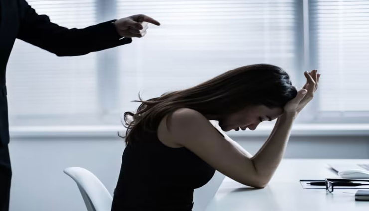 زنی کلافه به دلیل قلدری در محیط کار