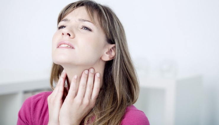 زن مبتلا به گردن‌درد از علائم ندول حنجره