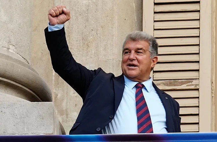 1724424447 دو اهرم مالی بارسلونا برای بمب تابستانی آفتاب وطن