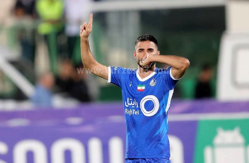 1724804194 مهرداد محمدی در تمرین استقلال عکس آفتاب وطن