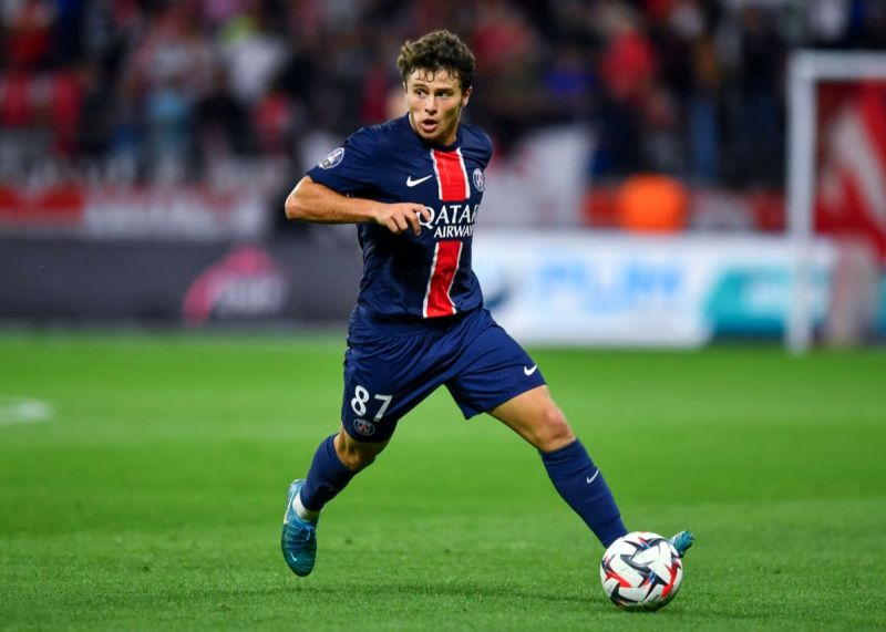 1727426471 بهترین هافبک دنیا امروز در پاریس زندگی می‌کند‌ آفتاب وطن