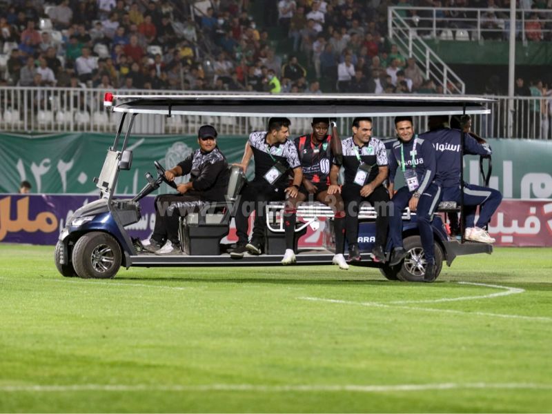 1727607110 مینی‌بوس داخل زمین چمن شد عکس آفتاب وطن